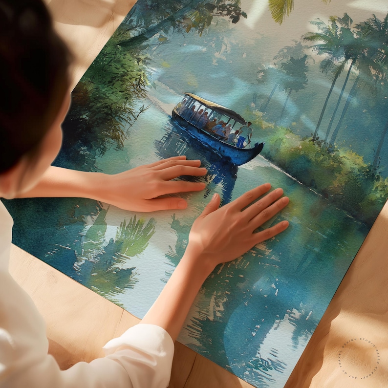 Puede incluir: Pintura a la acuarela de un barco azul con pasajeros en un r&iacute;o, rodeado de exuberantes &aacute;rboles verdes y palmeras. La obra de arte tiene un ambiente tropical sereno con azules y verdes suaves. La pintura est&aacute; siendo sostenida por una persona.