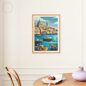 Puede incluir: Un cuadro enmarcado con una ilustraci&oacute;n estilizada de Malta. La obra representa una escena costera con barcos en agua turquesa, edificios y el texto "MALTA MEDITERRANEAN". El marco es de color marr&oacute;n claro.