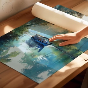 Puede incluir: Impresi&oacute;n en lienzo enrollada que presenta una pintura de acuarela de un barco azul en un r&iacute;o. La obra de arte tiene un tema natural y sereno con tonos de azul y verde. Una mano est&aacute; tocando la impresi&oacute;n.
