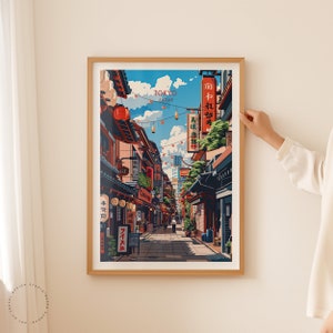 Op de afbeelding: Een digitale illustratie van een straatbeeld in Tokio, Japan. De straat is omzoomd met kleurrijke gebouwen en winkels, met een blauwe lucht en witte wolken op de achtergrond. De tekst "TOKYO" is zichtbaar in het bovenste midden van de afbeelding.