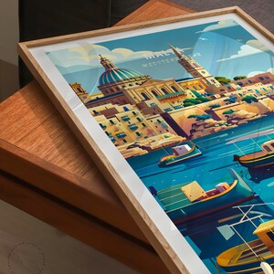 Puede incluir: L&aacute;mina art&iacute;stica enmarcada con una ilustraci&oacute;n estilizada de Malta. La obra representa una ciudad costera con un edificio con c&uacute;pula, un campanario y barcos coloridos en el agua. La impresi&oacute;n est&aacute; en un marco de madera clara.