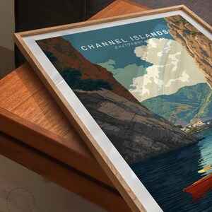 K&ouml;nnte beinhalten: Ein gerahmter Druck mit einem Vintage-Reiseplakat-Design. Das Kunstwerk zeigt die Channel Islands in Kalifornien, mit dem Text "Channel Islands California". Der Druck ist in einem hellen Holzrahmen mit einem wei&szlig;en Passepartout gefasst.