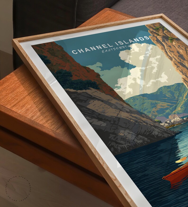 K&ouml;nnte beinhalten: Ein gerahmter Druck mit einem Vintage-Reiseplakat-Design. Das Kunstwerk zeigt die Channel Islands in Kalifornien, mit dem Text "Channel Islands California". Der Druck ist in einem hellen Holzrahmen mit einem wei&szlig;en Passepartout gefasst.