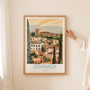 Puede incluir: Un cartel de viaje de estilo vintage con una ilustraci&oacute;n de la ciudad de Granada, Espa&ntilde;a. El cartel tiene un fondo amarillo con un texto azul y blanco superpuesto que dice "GRANADA ESPA&Ntilde;A".