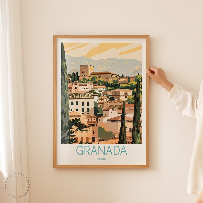 Puede incluir: Un cartel de viaje de estilo vintage con una ilustraci&oacute;n de la ciudad de Granada, Espa&ntilde;a. El cartel tiene un fondo amarillo con un texto azul y blanco superpuesto que dice "GRANADA ESPA&Ntilde;A".