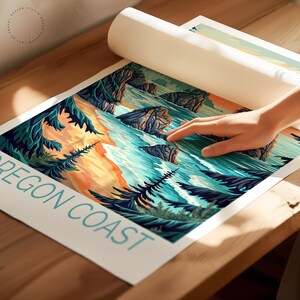 K&ouml;nnte beinhalten: Ein Vintage-Poster mit einer malerischen Aussicht auf die K&uuml;ste von Oregon. Das Poster zeigt eine felsige K&uuml;ste mit t&uuml;rkisfarbenem Wasser, einem Sandstrand und &uuml;ppigen gr&uuml;nen B&auml;umen. Der Text "OREGON COAST" ist in einem t&uuml;rkisblauen Schriftzug am unteren Rand des Posters gedruckt.
