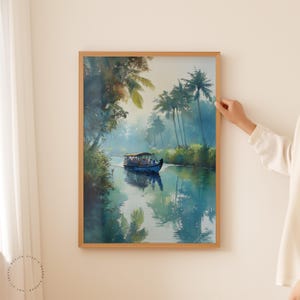 Puede incluir: Una impresi&oacute;n en acuarela enmarcada representa una serena escena fluvial con un barco. La obra presenta un barco azul en el agua, rodeado de exuberantes &aacute;rboles verdes y palmeras. El cielo es de un azul suave, creando un ambiente tranquilo.