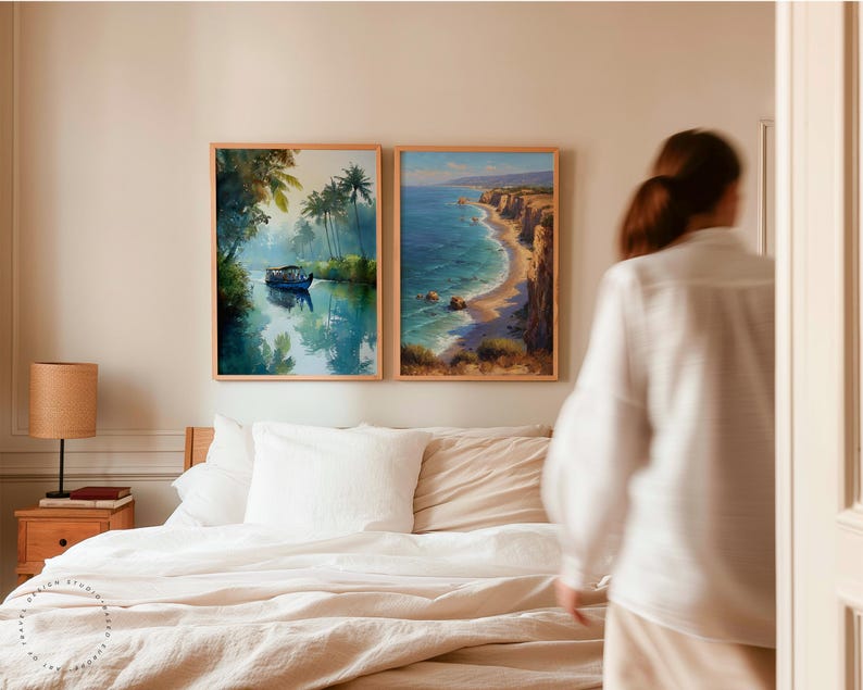 Puede incluir: Dos impresiones art&iacute;sticas enmarcadas de paisajes. Una representa un barco en un r&iacute;o tranquilo con exuberante vegetaci&oacute;n y palmeras. La otra muestra una escena costera con acantilados, una playa y olas del mar. Ambas est&aacute;n en marcos de madera.
