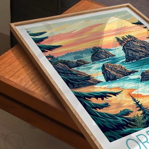 K&ouml;nnte beinhalten: Eine farbenfrohe Illustration einer felsigen K&uuml;ste mit einem Strand und dem Meer. Der Himmel ist in leuchtendem Orange und Rosa gehalten, mit ein paar Wolken. Die Felsen sind dunkelbraun und grau, das Wasser ist tiefblau. Der Strand ist hellbraun, und im Vordergrund stehen ein paar B&auml;ume. Der Text "Oregon" befindet sich in der unteren rechten Ecke.