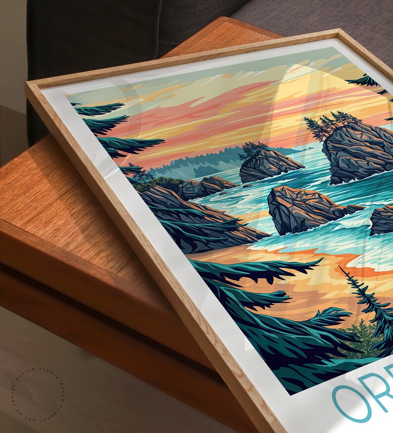 K&ouml;nnte beinhalten: Eine farbenfrohe Illustration einer felsigen K&uuml;ste mit einem Strand und dem Meer. Der Himmel ist in leuchtendem Orange und Rosa gehalten, mit ein paar Wolken. Die Felsen sind dunkelbraun und grau, das Wasser ist tiefblau. Der Strand ist hellbraun, und im Vordergrund stehen ein paar B&auml;ume. Der Text "Oregon" befindet sich in der unteren rechten Ecke.