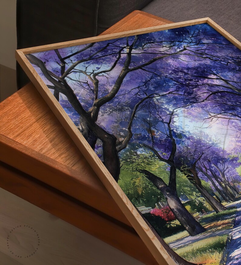 Peut inclure: Une impression encadr&eacute;e d'aquarelle repr&eacute;sentant un paysage avec des arbres aux fleurs violettes. L'&oelig;uvre est encadr&eacute;e dans un cadre en bois clair, montrant une sc&egrave;ne de parc avec un chemin et de la verdure.
