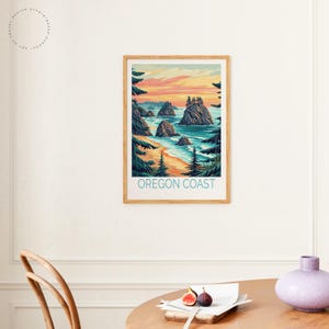 K&ouml;nnte beinhalten: Ein gerahmter Druck eines malerischen Landschaftsbildes mit einer felsigen K&uuml;ste, einem Sandstrand und t&uuml;rkisfarbenem Wasser. Der Druck tr&auml;gt den Titel "Oregon Coast" und ist in einen Holzrahmen gefasst.