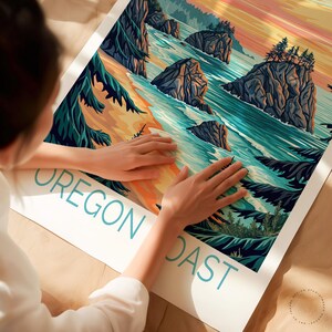K&ouml;nnte beinhalten: Ein Vintage-Reiseposter mit einer malerischen Aussicht auf die K&uuml;ste von Oregon. Das Poster zeigt eine felsige K&uuml;ste mit t&uuml;rkisfarbenem Wasser, &uuml;ppigem Gr&uuml;n und einem leuchtenden Sonnenuntergang. Der Text "OREGON COAST" ist in blauer Schrift am unteren Rand des Posters gedruckt.
