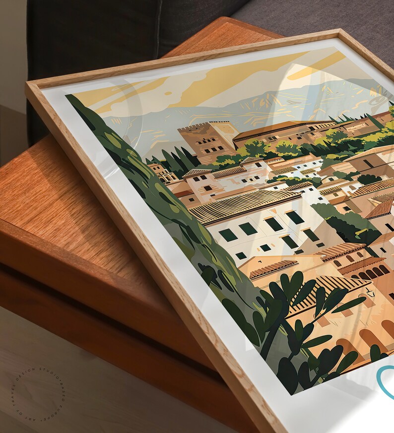 Puede incluir: Una ilustraci&oacute;n enmarcada de una ciudad con un gran edificio en el fondo y edificios m&aacute;s peque&ntilde;os en primer plano. Los edificios son una mezcla de blanco y marr&oacute;n, y hay &aacute;rboles y arbustos verdes en toda la escena. El cielo es de color amarillo claro.