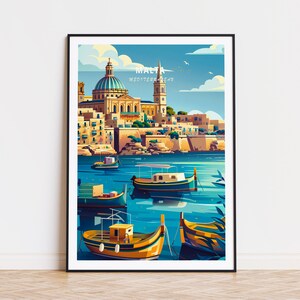 Puede incluir: Una impresi&oacute;n art&iacute;stica enmarcada con una ilustraci&oacute;n estilizada de Malta. La obra representa una escena costera con barcos en el agua, edificios y el texto "MALTA MEDITERRANEAN". La paleta de colores incluye azules, amarillos y verdes.