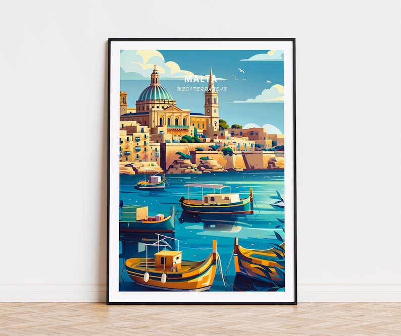 Puede incluir: Una impresi&oacute;n art&iacute;stica enmarcada con una ilustraci&oacute;n estilizada de Malta. La obra representa una escena costera con barcos en el agua, edificios y el texto "MALTA MEDITERRANEAN". La paleta de colores incluye azules, amarillos y verdes.