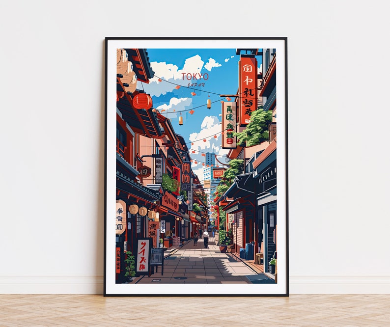 Op de afbeelding: Een kleurrijke illustratie van een straat in Tokio, Japan. De straat is omzoomd door winkels en gebouwen met Japanse karakters op de borden. De lucht is blauw met witte wolken. De straat is smal en er lopen mensen op. De tekst "TOKYO" staat in de rechterbovenhoek van de afbeelding.