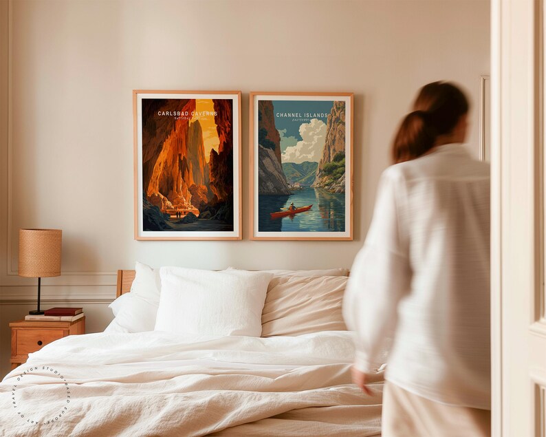 K&ouml;nnte beinhalten: Zwei gerahmte Landschaftskunst-Drucke. Der erste Druck zeigt einen Canyon mit warmen Orange- und Gelbt&ouml;nen und dem Text "CARLSBAD CAVERNS". Der zweite Druck zeigt einen Kajakfahrer auf einem blauen See mit dem Text "CHANNEL ISLANDS". Beide Drucke haben Holzrahmen.