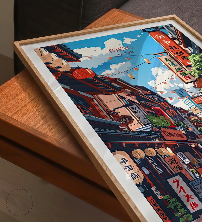 Op de afbeelding: Een kleurrijke illustratie van een straatbeeld in Tokio, Japan. De afbeelding toont traditionele Japanse gebouwen, lantaarns en straatnaamborden. De lucht is blauw met witte wolken. De tekst "TOKYO JAPAN" is zichtbaar in de rechterbovenhoek van de afbeelding.