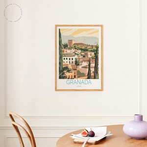Puede incluir: Una ilustraci&oacute;n enmarcada de la ciudad de Granada, Espa&ntilde;a. La ilustraci&oacute;n es de estilo vintage y presenta un paisaje urbano con edificios, &aacute;rboles y una cordillera en el fondo. El texto "GRANADA" y "ESPA&Ntilde;A" est&aacute; impreso debajo de la ilustraci&oacute;n.