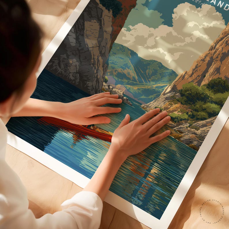 K&ouml;nnte beinhalten: Ein Landschaftsposter mit einer Flusslandschaft, Bergen und einem roten Boot. Das Kunstwerk hat einen Vintage-Reiseplakatstil mit einer blau-braunen Farbpalette. Das Poster wird von einer Person gehalten.