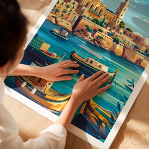 Puede incluir: Una colorida impresi&oacute;n art&iacute;stica que representa una escena costera con barcos y edificios. La obra de arte presenta una vibrante paleta de azules, amarillos y verdes, con barcos estilizados flotando en el agua. La impresi&oacute;n est&aacute; sobre un fondo blanco.