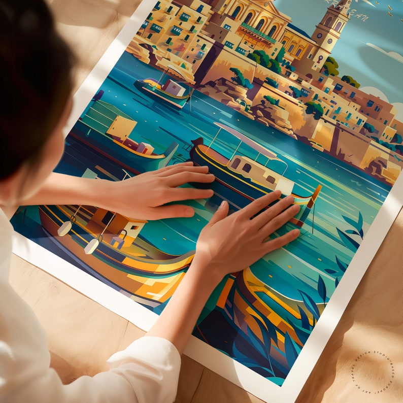 Puede incluir: Una colorida impresi&oacute;n art&iacute;stica que representa una escena costera con barcos y edificios. La obra de arte presenta una vibrante paleta de azules, amarillos y verdes, con barcos estilizados flotando en el agua. La impresi&oacute;n est&aacute; sobre un fondo blanco.