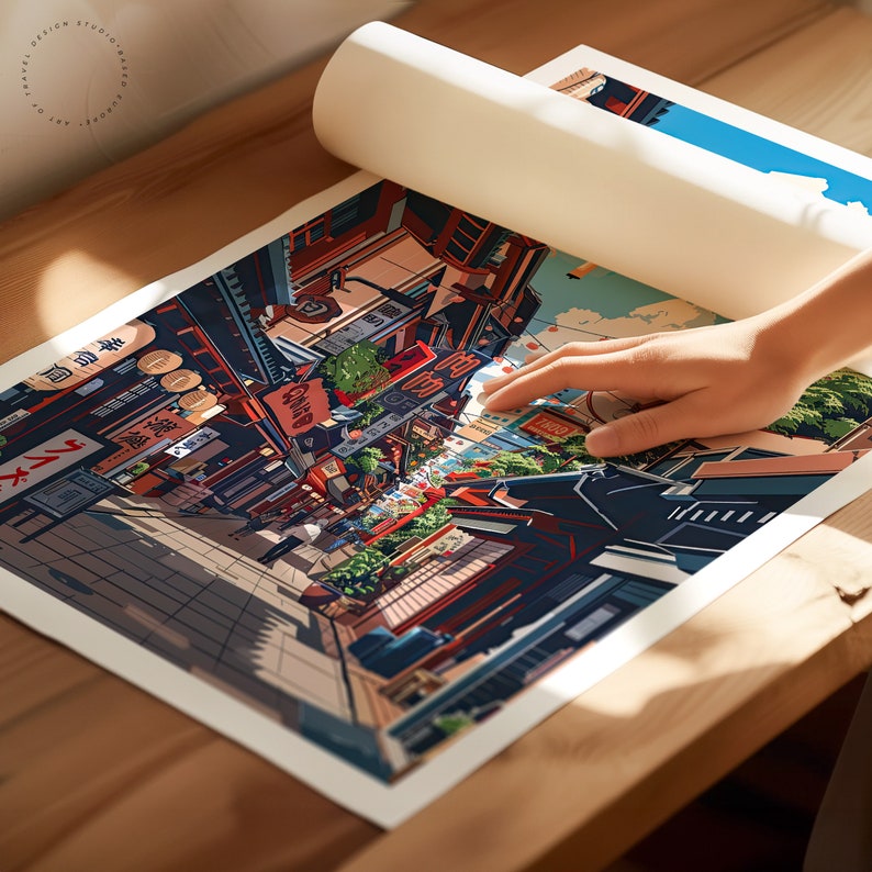 Op de afbeelding: Een kleurrijke illustratie van een drukke straat sc&egrave;ne in Japan. De afbeelding toont een smalle straat die is omzoomd met winkels en gebouwen, met mensen die lopen en winkelen. De gebouwen zijn versierd met traditionele Japanse lantaarns en borden, en de straat is gevuld met een levendige sfeer.