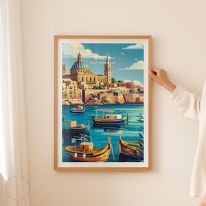 Puede incluir: Una impresi&oacute;n art&iacute;stica enmarcada de Malta, que presenta una escena costera con botes coloridos sobre agua turquesa. La obra de arte muestra una ilustraci&oacute;n detallada de edificios, una iglesia con c&uacute;pula y el texto "Malta Mediterranean".