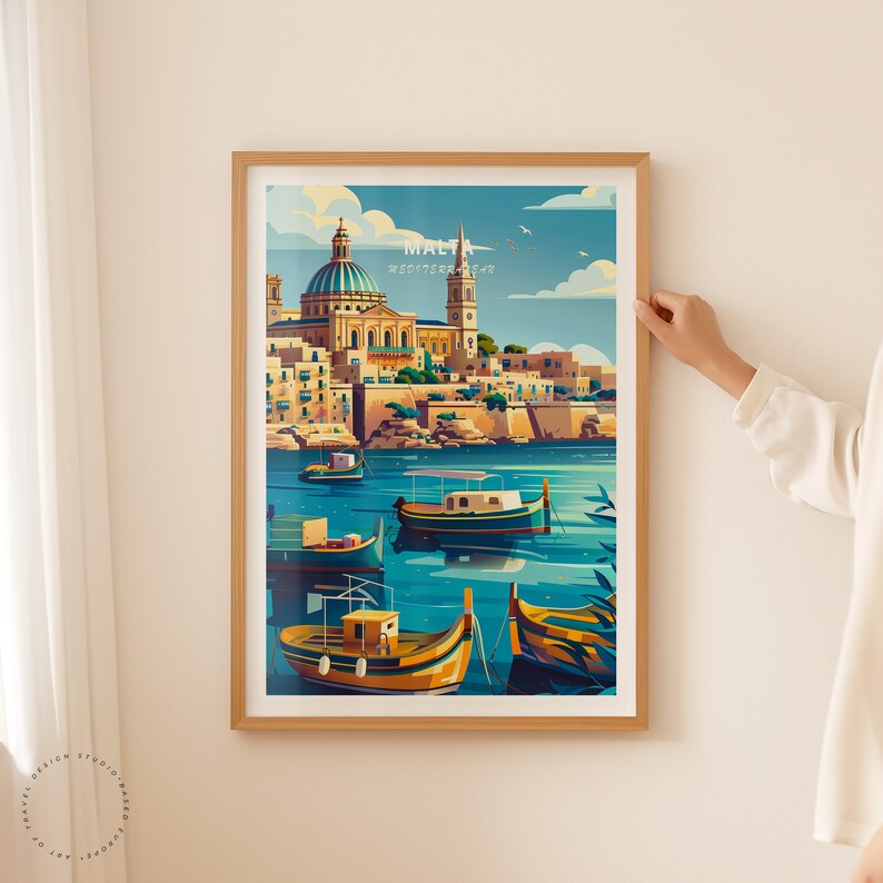 Puede incluir: Una impresi&oacute;n art&iacute;stica enmarcada de Malta, que presenta una escena costera con botes coloridos sobre agua turquesa. La obra de arte muestra una ilustraci&oacute;n detallada de edificios, una iglesia con c&uacute;pula y el texto "Malta Mediterranean".