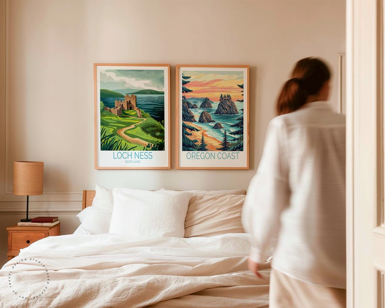 K&ouml;nnte beinhalten: Zwei gerahmte Landschaftsdrucke h&auml;ngen an einer Wand &uuml;ber einem Bett mit wei&szlig;en Bettw&auml;sche. Der Druck links zeigt eine gr&uuml;ne Landschaft mit einem Schloss und dem Text "Loch Ness, Schottland". Der Druck rechts zeigt eine Strandszene mit dem Text "Oregon Coast".