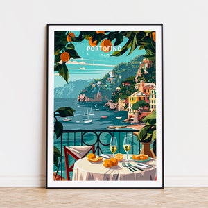K&ouml;nnte beinhalten: Eine farbenfrohe Illustration der italienischen Stadt Portofino mit Blick auf den Hafen und Boote. Die Illustration ist gerahmt und zeigt einen Tisch mit zwei Gl&auml;sern Wein und Orangen.