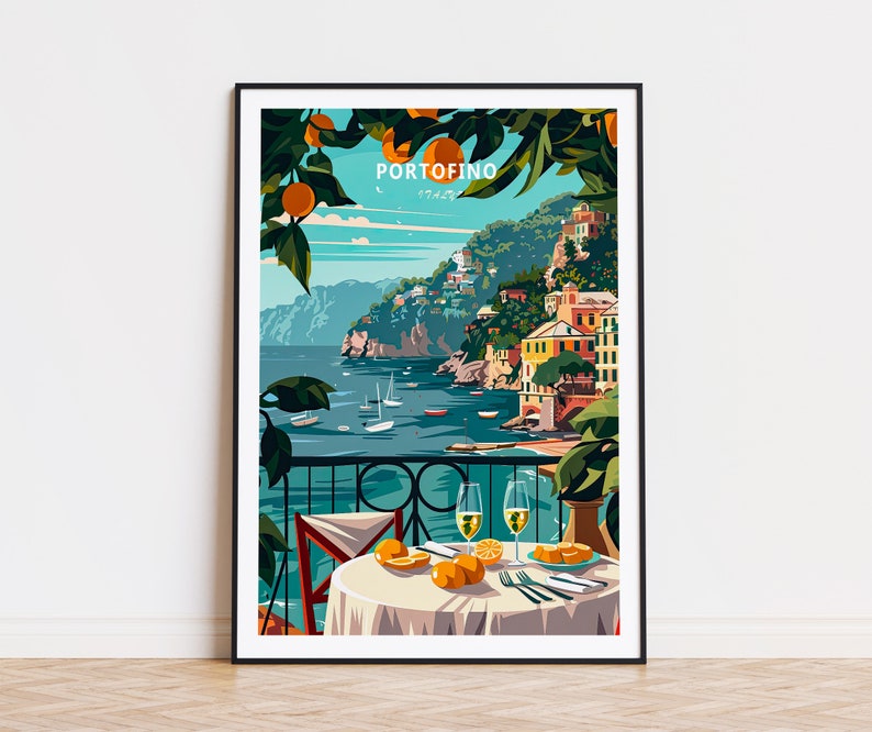 K&ouml;nnte beinhalten: Eine farbenfrohe Illustration der italienischen Stadt Portofino mit Blick auf den Hafen und Boote. Die Illustration ist gerahmt und zeigt einen Tisch mit zwei Gl&auml;sern Wein und Orangen.