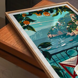 K&ouml;nnte beinhalten: Eine gerahmte Illustration der italienischen Stadt Portofino, die eine farbenfrohe Darstellung der Stadtgeb&auml;ude, des Hafens und der umliegenden Landschaft zeigt. Die Illustration ist im Retro-Stil gehalten mit einem strahlend blauen Himmel und Meer sowie einem gr&uuml;nen und orangen Zitronenbaum im Vordergrund.
