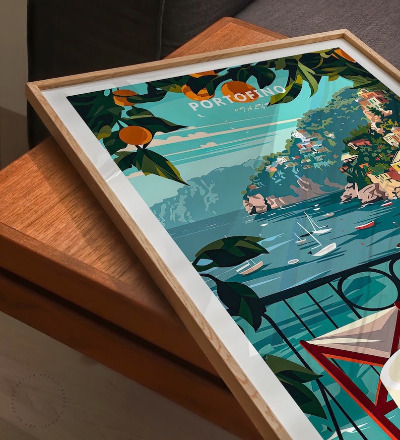 K&ouml;nnte beinhalten: Eine gerahmte Illustration der italienischen Stadt Portofino, die eine farbenfrohe Darstellung der Stadtgeb&auml;ude, des Hafens und der umliegenden Landschaft zeigt. Die Illustration ist im Retro-Stil gehalten mit einem strahlend blauen Himmel und Meer sowie einem gr&uuml;nen und orangen Zitronenbaum im Vordergrund.