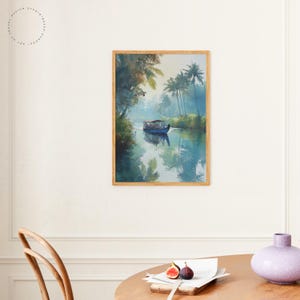 Puede incluir: Pintura a la acuarela de un barco en un r&iacute;o rodeado de exuberante vegetaci&oacute;n y palmeras. La obra de arte est&aacute; enmarcada en un marco de madera y refleja la serena atm&oacute;sfera de un paisaje tropical. La pintura se exhibe en una pared blanca.