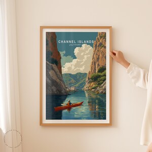 K&ouml;nnte beinhalten: Gerahmter Kunstdruck mit einer malerischen Ansicht der Channel Islands, Kalifornien. Das Kunstwerk zeigt einen Kajakfahrer auf ruhigem Wasser zwischen hoch aufragenden Klippen. Der Druck hat einen Vintage-Reiseposter-Stil mit den Worten "CHANNEL ISLANDS CALIFORNIA".