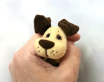 Perro miniatura de fieltro, animalito de lana hecho a mano
