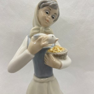 Lladro Tengra Lady Retired Figurine