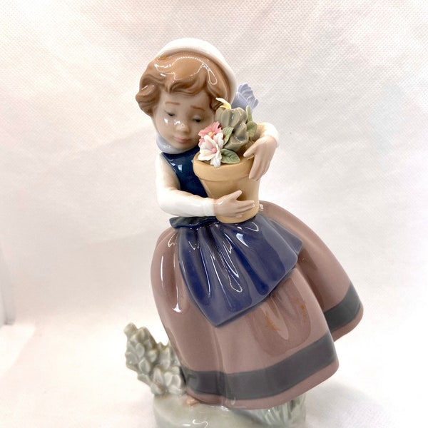 Lladro c. 1970 Flower Girl Retired Figurine