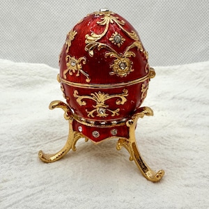 Huevo de peltre de Fabergé y colgante a juego