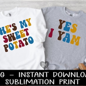 Puede incluir: Dos camisetas blancas con un diseño de temática de Acción de Gracias. Una camiseta dice "She's My Sweet Potato" en letras retro de colores. La otra camiseta dice "Yes I Yam" en letras retro de colores.