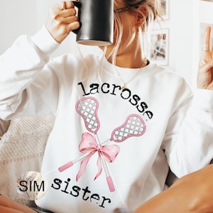 Hermana de Lacrosse PNG, Letra de máquina de escribir desgastada de Lacrosse PNG, Diseño digital de sublimación de lazo coqueto, PNG para sublimación, Descarga PNG