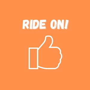 Op de afbeelding: Witte duim omhoog-icoon op een oranje achtergrond met de tekst "RIDE ON!" erboven.