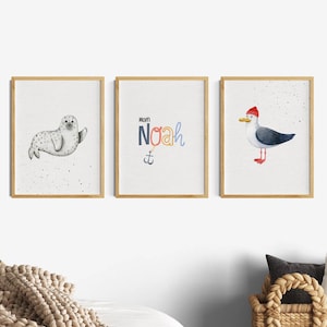 Kinderzimmer Bilder Junge, Poster maritim Robbe, Moin, Name, Möwe, Küstenkind, Wanddeko 3er Bilderset Kinderzimmerdeko Blau, Grau, Tiere