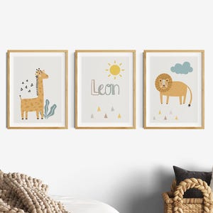 Bilder Kinderzimmer Tiere, Boho 3er Poster Set Junge, Name, Safari, Löwe, Giraffe mit Sonne, Jungenzimmer, Wandbilder Babyzimmer beige
