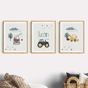 Kinderzimmer Bilder Set personalisiert mit Fahrzeugen wie Abrissbirne, Traktor und Bagger im skandinavischen Stil.