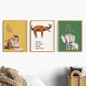 Bilder Kinderzimmer Tiere, 3er Poster Set Junge Mädchen mit Tieren: Löwe, Faultier, Elefant, Spruch, Kinderzimmerdeko, Tierposter, emotional