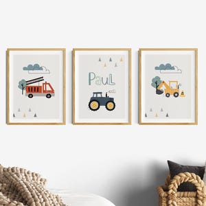 Kinderzimmer Poster Junge, Feuerwehr, Traktor, Bagger, Bilder Name, Wanddeko 3er Set, Deko Baby Kinderzimmerdeko, Baustelle Fahrzeuge Beige