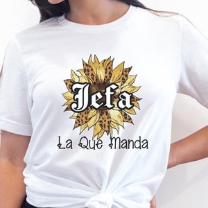 Jefa La Que Manda, Mother’s Day Spanish funny shirt gift, Sunflower Cheetah print Tshirt